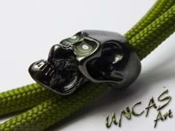 Bild von Skull Totenkopf Glow in the Dark Metall Beads 6mm Loch senkrecht für Paracord - Farbe schwarz