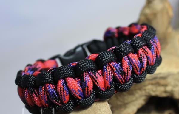 Bild von Paracord Armband CLASSIC - schwarz / lila pink lizzard